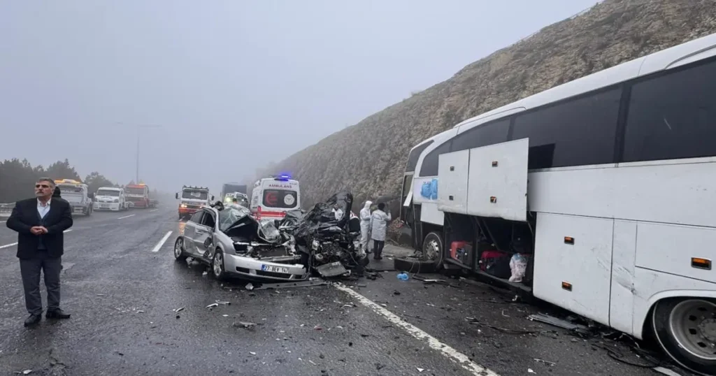 TAG Otoyolu’nda zincirleme kaza. İki ölü, biri ağır 10 yaralı | NTV Haber