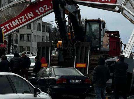 TIR’ın üzerindeki ekskavatör tabelaya takıldı! 7 araçta hasar oluştu