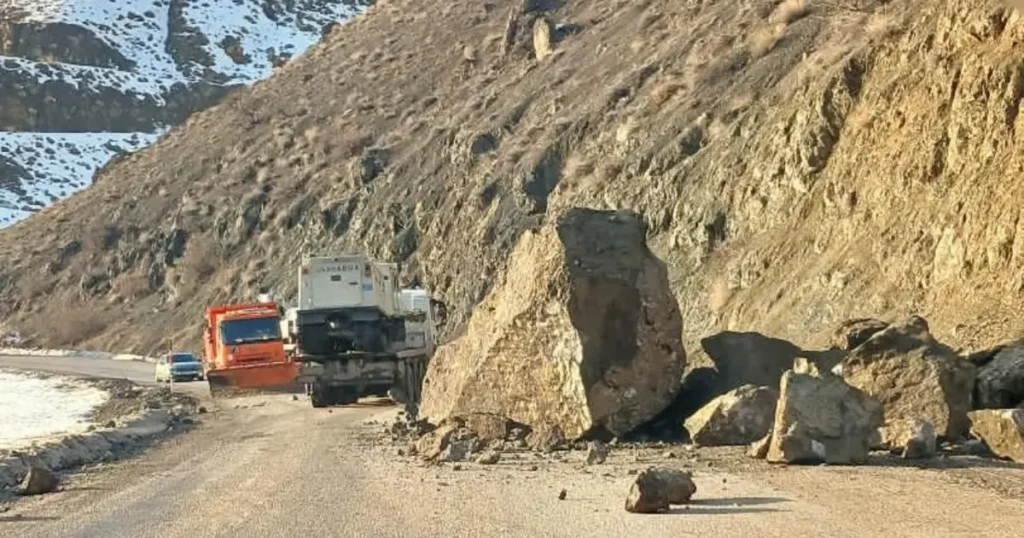 Karayolunda dev kaya dehşeti. Faciadan dönüldü | NTV Haber