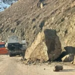 Karayolunda dev kaya dehşeti. Faciadan dönüldü | NTV Haber