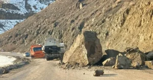 Karayolunda dev kaya dehşeti. Faciadan dönüldü | NTV Haber