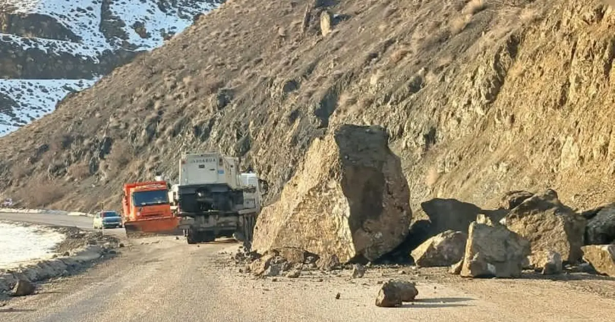Karayolunda dev kaya dehşeti. Faciadan dönüldü | NTV Haber