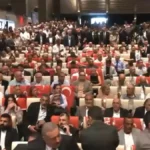 CHP’de kürsü savaşları! CHP Genel Merkezi’nde Özgür Özel’e sert sözler: Hırsız, rüşvetçi Özgür