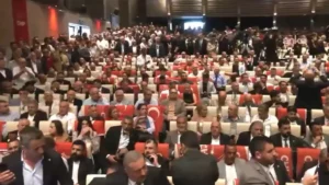 CHP’de kürsü savaşları! CHP Genel Merkezi’nde Özgür Özel’e sert sözler: Hırsız, rüşvetçi Özgür