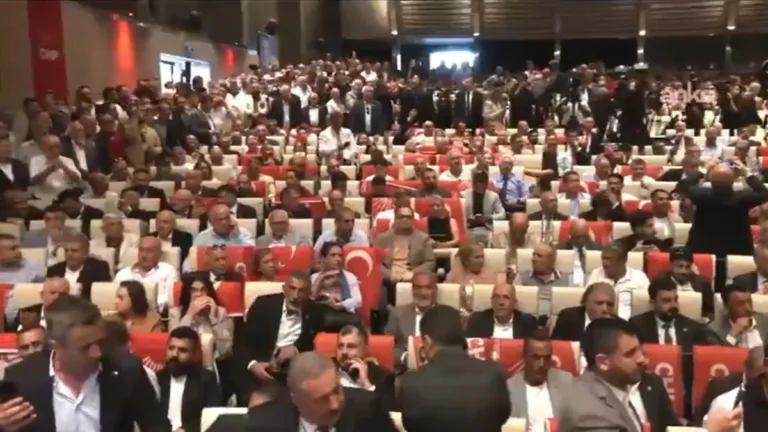 CHP’de kürsü savaşları! CHP Genel Merkezi’nde Özgür Özel’e sert sözler: Hırsız, rüşvetçi Özgür